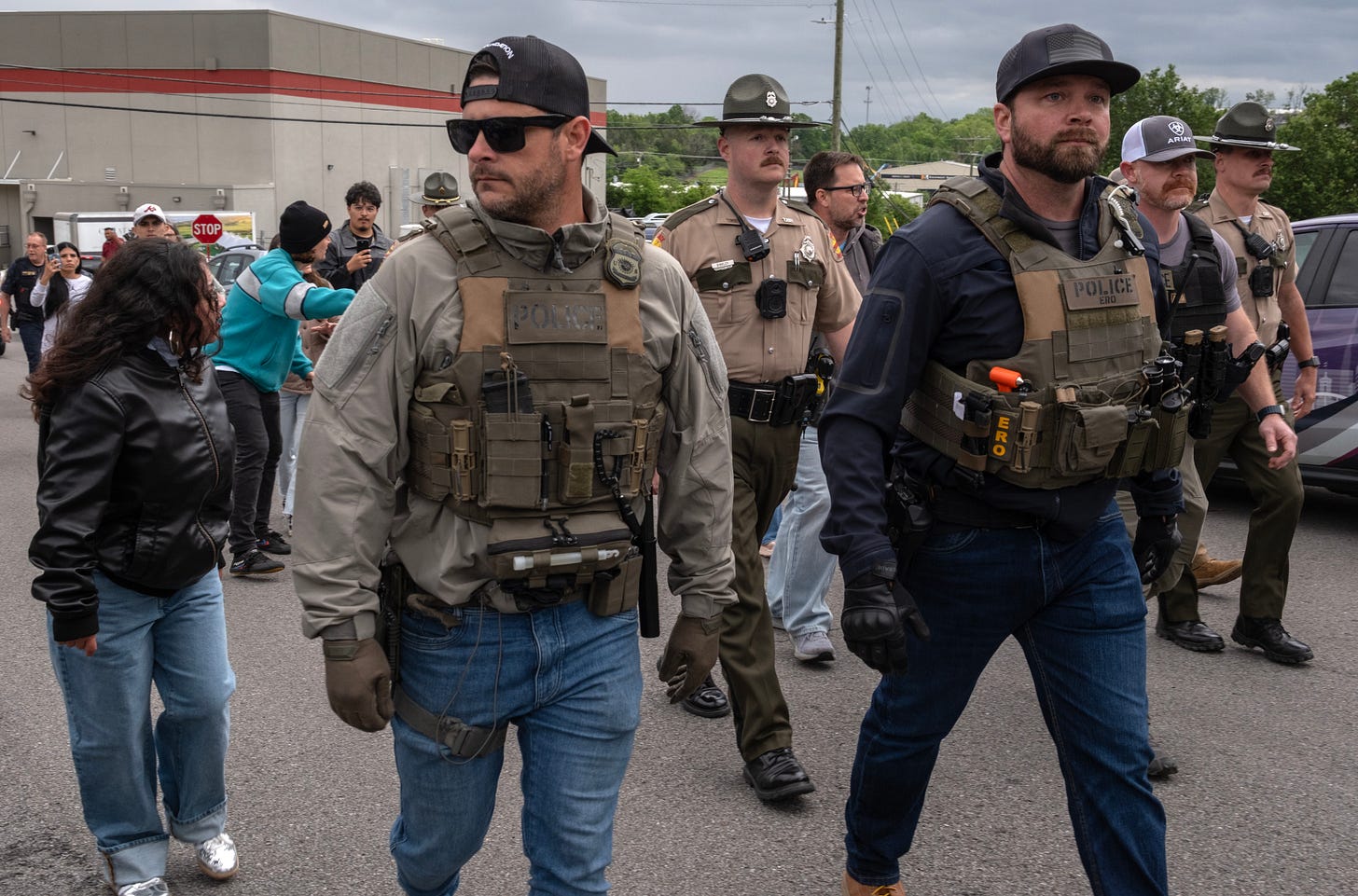 U.S. Immigration and Customs Enforcement walk back to the agency's North Nashville facility after escorting a bus filled with immigrants out of the parking lot. (Photo: John Partipilo/Tennessee Lookout)

