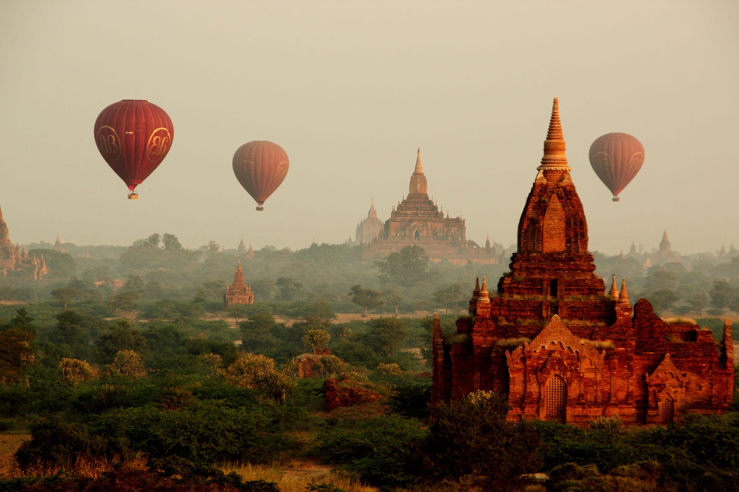 Balões sobrevoam a cidade histórica de Bagan, na Birmânia. Foto: Expedia.