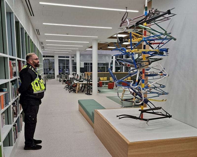 Une sculpture de cadre de velo dans une bibliotheque