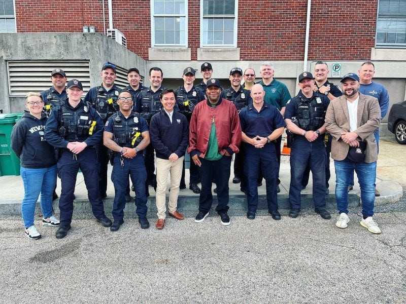 Kenan Thompson, Mayor Xay visit Newport Police Department