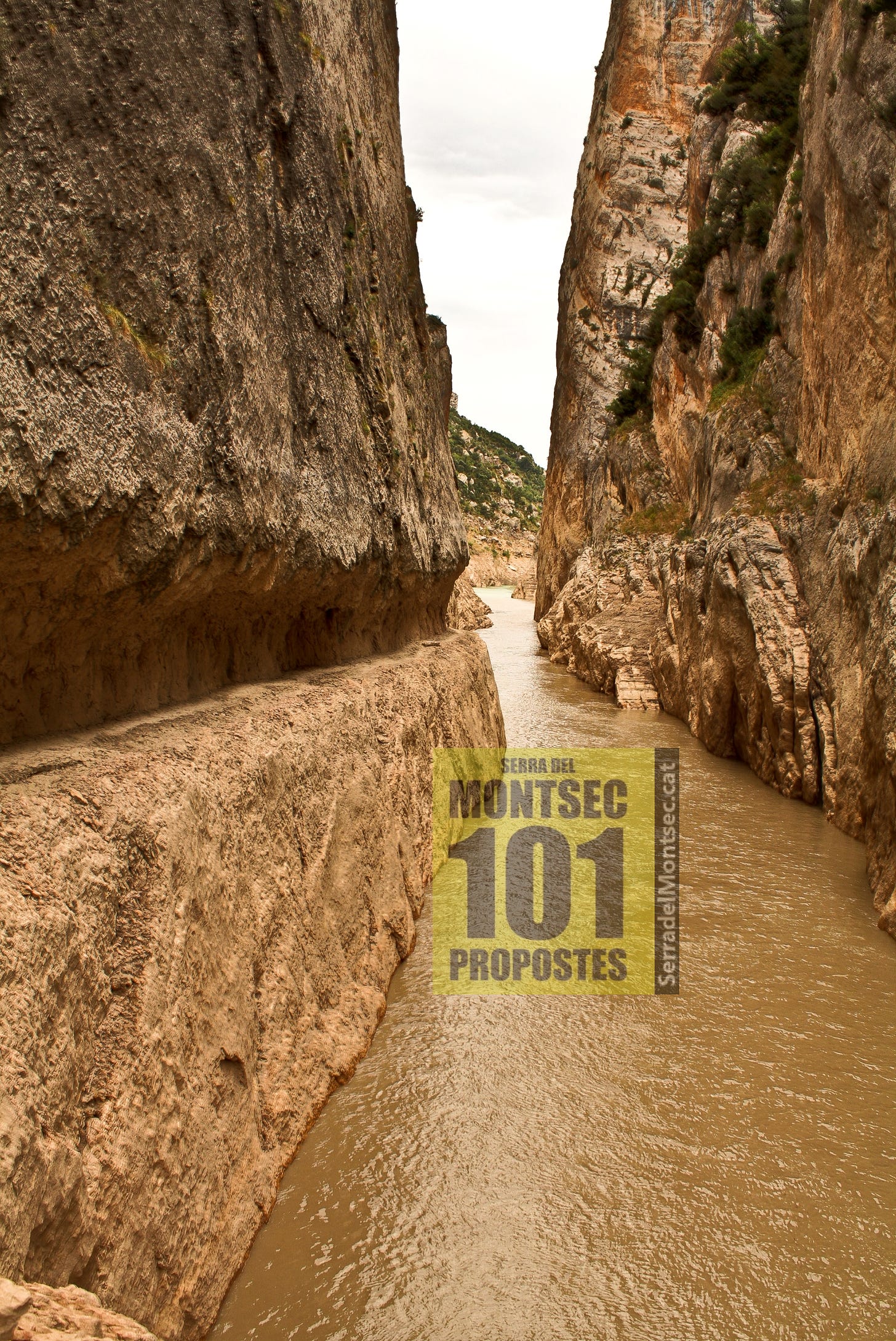 Antic camí del Portell del Montsec, al Congost de Mont-rebei, construït per la Mancomunitat de Catalunya a l’any 1924 (que apareix només quan l’embassament de Canelles està especialment baix de nivell).