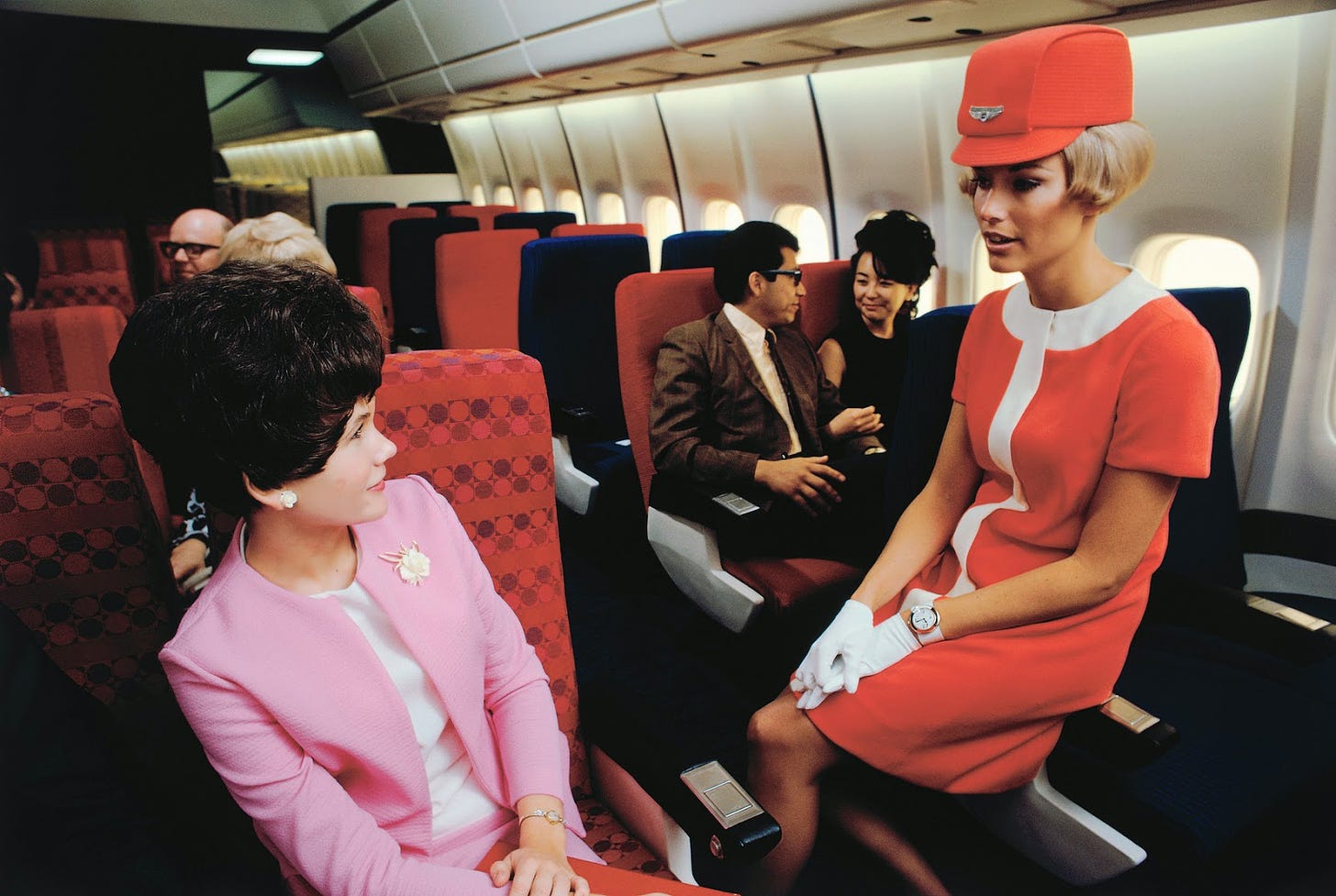 25 Vintage Photos Show Beautiful Flight Attendant Uniforms From Between the 1930s and 1970s ...