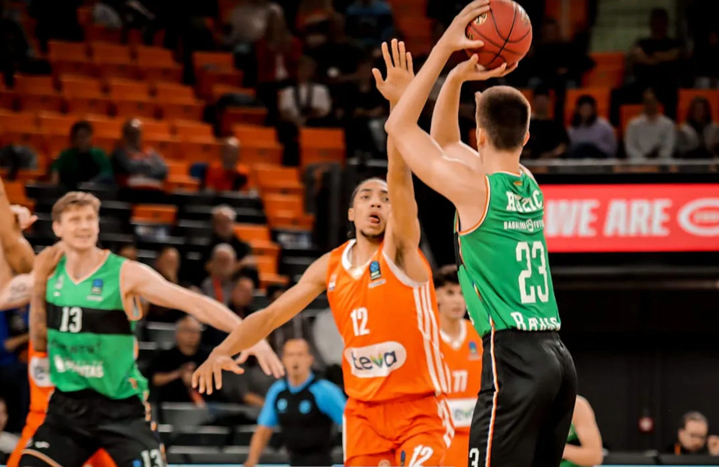 Noa Essengue going up against Michael Ruzic - Photo: EuroCup
