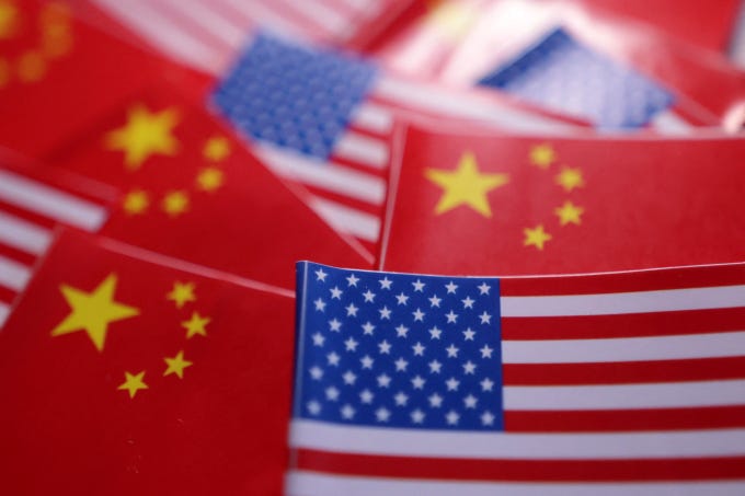 Cờ Mỹ và Trung Quốc trên nền minh họa của Reuters