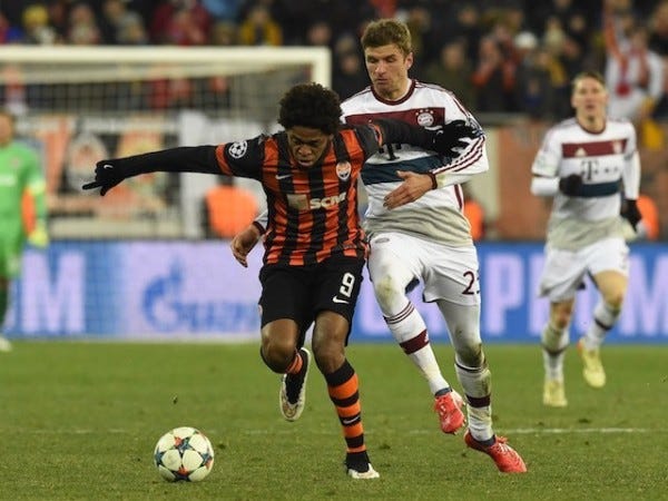 thomas muller bayern munich fighting to beaet shakhtar donetsk 2015