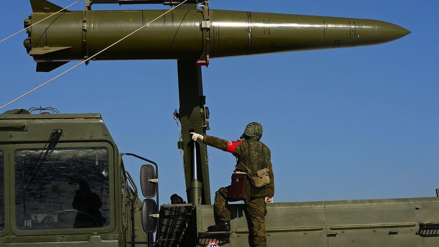 A Russian soldier watches a transporter-loader place an Iskander-M shorter-range missile onto a self-propelled launcher during an exercise involving missile and artillery units of the Eastern Military District's Fifth Russian Army in the Primorye Territory - Sputnik International, 1920, 20.12.2024