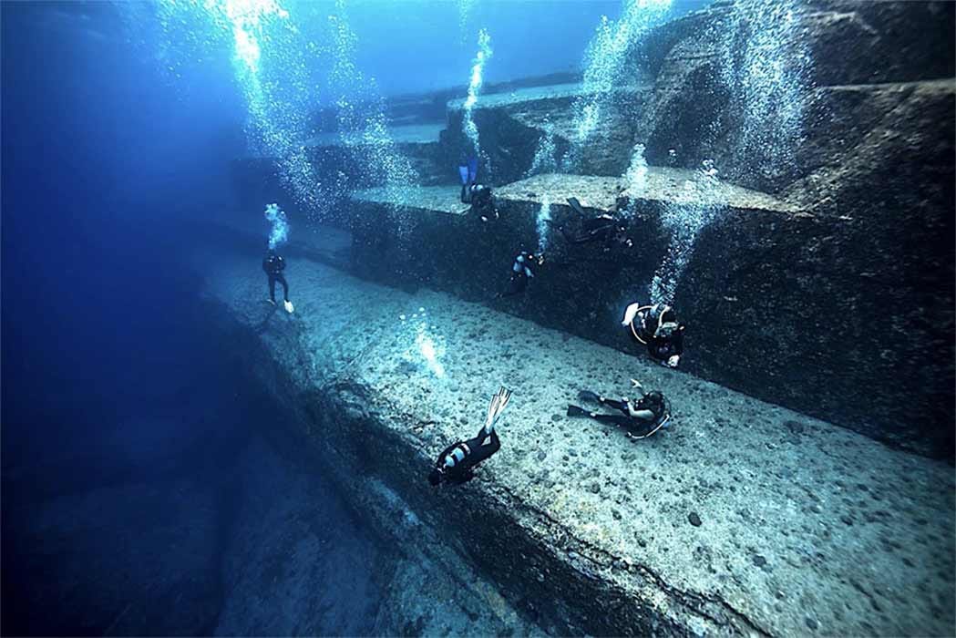 Divers inspecting the underwater site of Yonaguni in Japan. (nudiblue / Adobe stock)