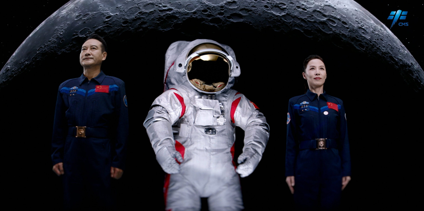 Wang Yaping (王亚平) and Zhai Zhigang (翟志刚) with the lunar spacesuit.