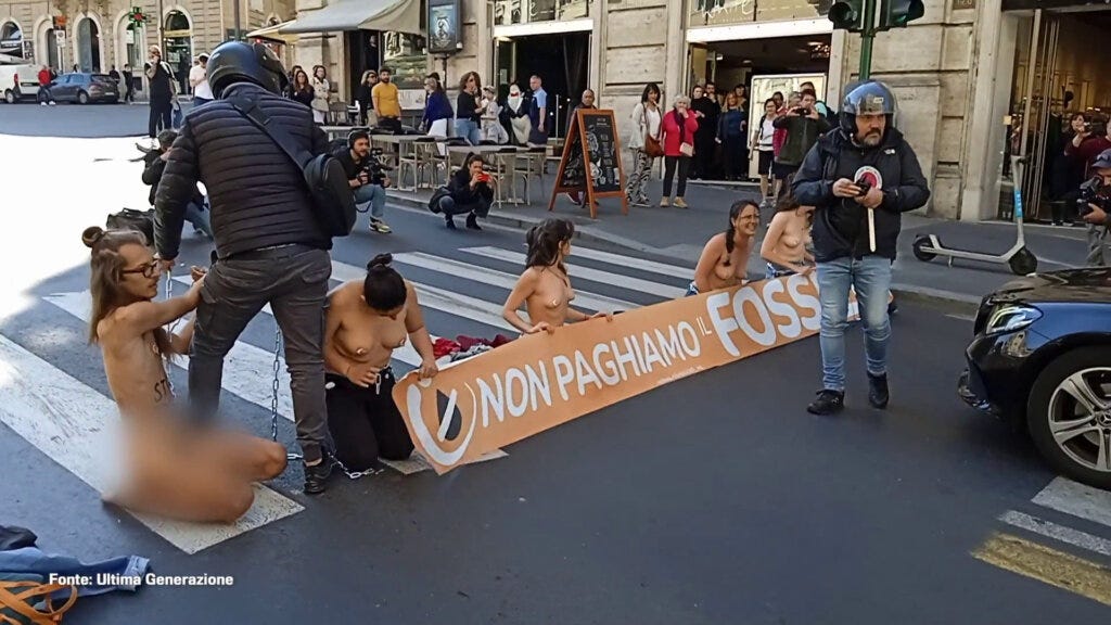 Roma, a seno nudo per l'ambiente. Protesta di Ultima Generazione - Cremaoggi