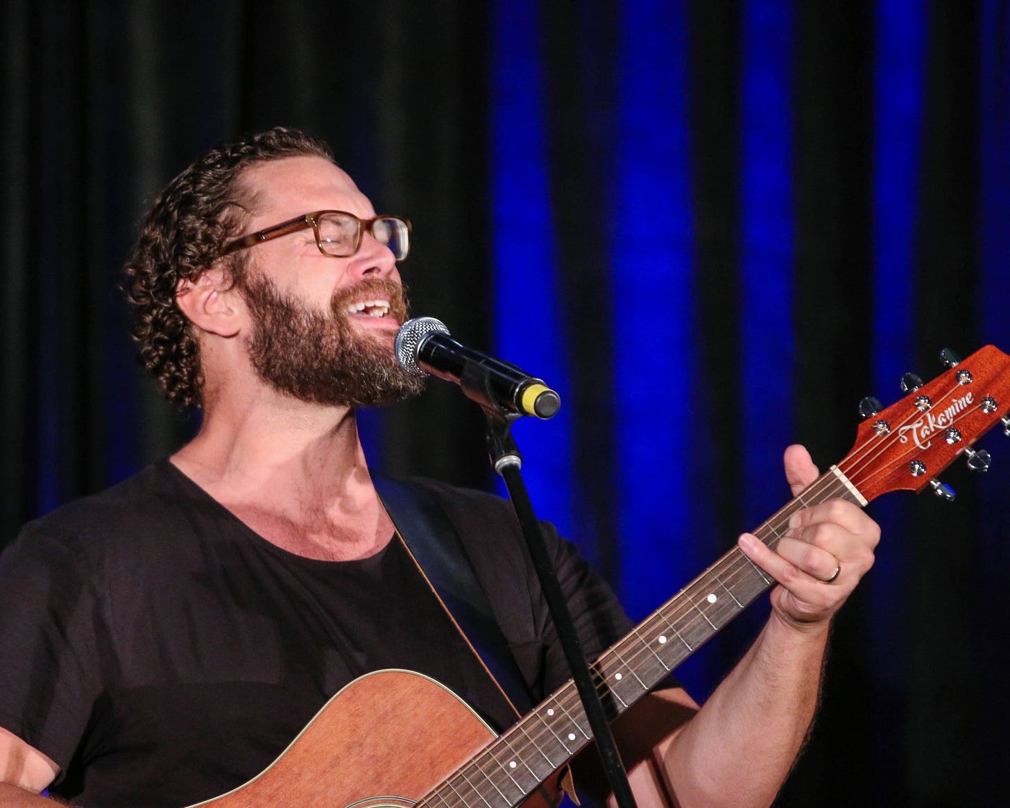 jason manns performs at supernatural convention