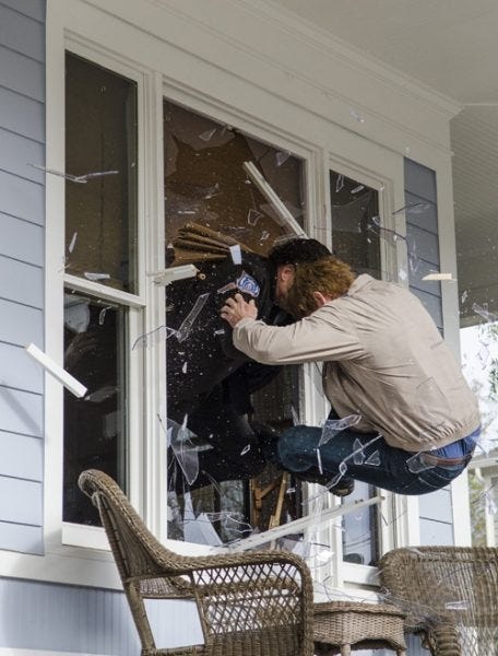 pete rick fight through window walking dead 515 2015