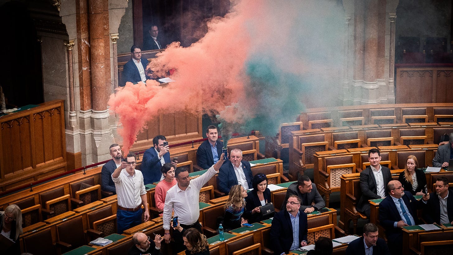 A DK-s képviselő mellett robbant a füstgyertya, ezért nyomott igent a Stop Pride-ra 