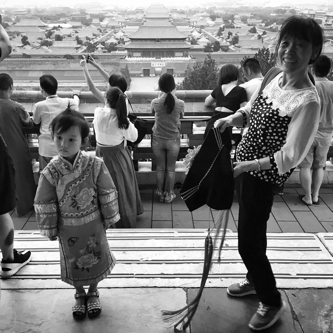 Jingshan Park, a beautiful imperial garden in the center of Beijing, offers an unobstructed view of the Forbidden City. Jingshan Park, a beautiful imperial garden in the center of Beijing, offers an unobstructed view of the Forbidden City.