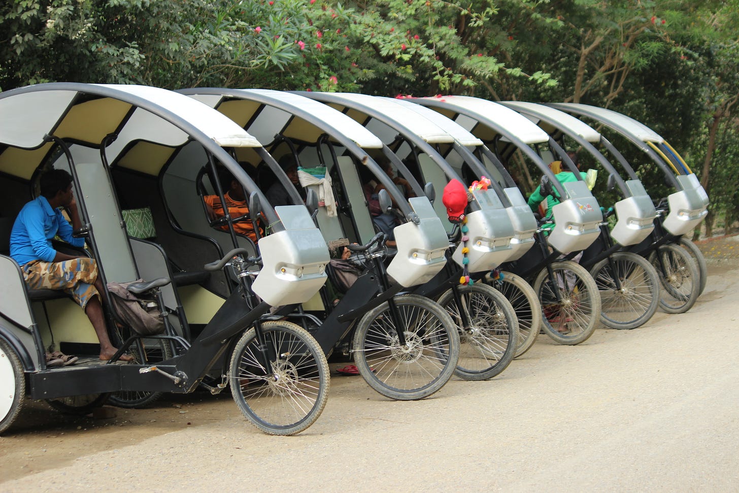 File:Electric Rickshaws.jpg - Wikimedia Commons