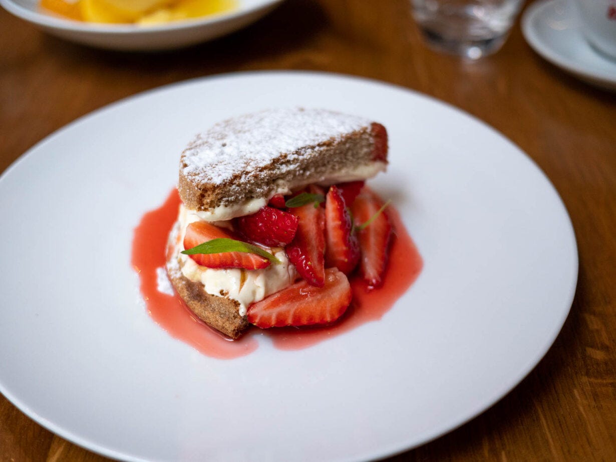 Biscuit de Savoie, fraises