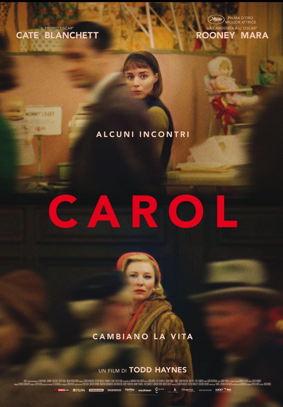 Locandina di Carol dove si vedono le due protagoniste in due frammenti del film: sopra Therese al lavoro nel grande magazzino, sotto Carol con una pelliccia e un elegante cappello, circondata da persone che camminano veloci.