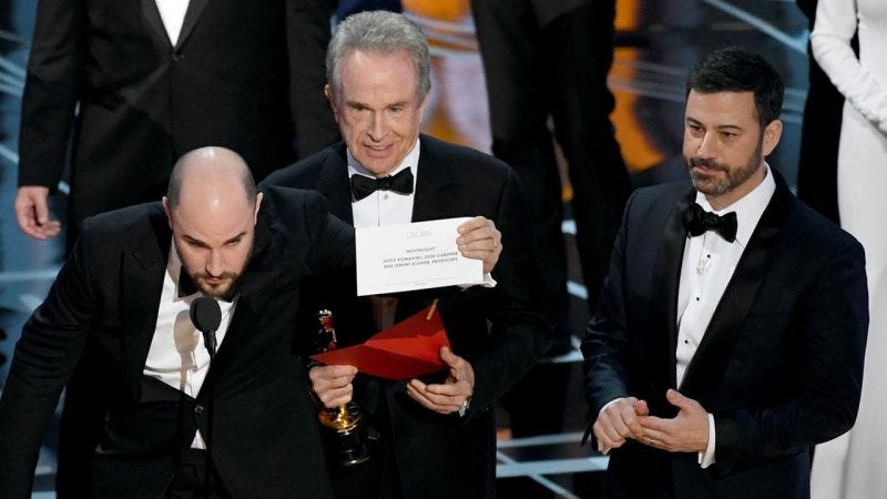 warren beatty holding up correct moonlight win card