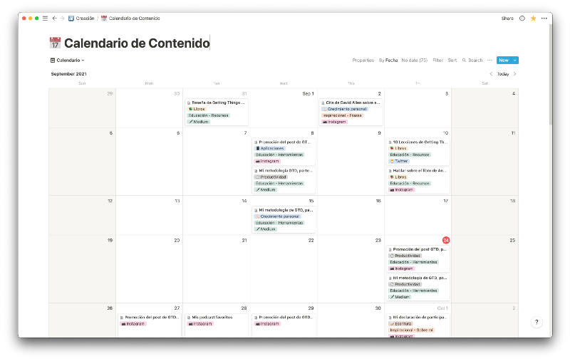 Un calendario en Notion, con bloques en cada día para piezas de contenidos