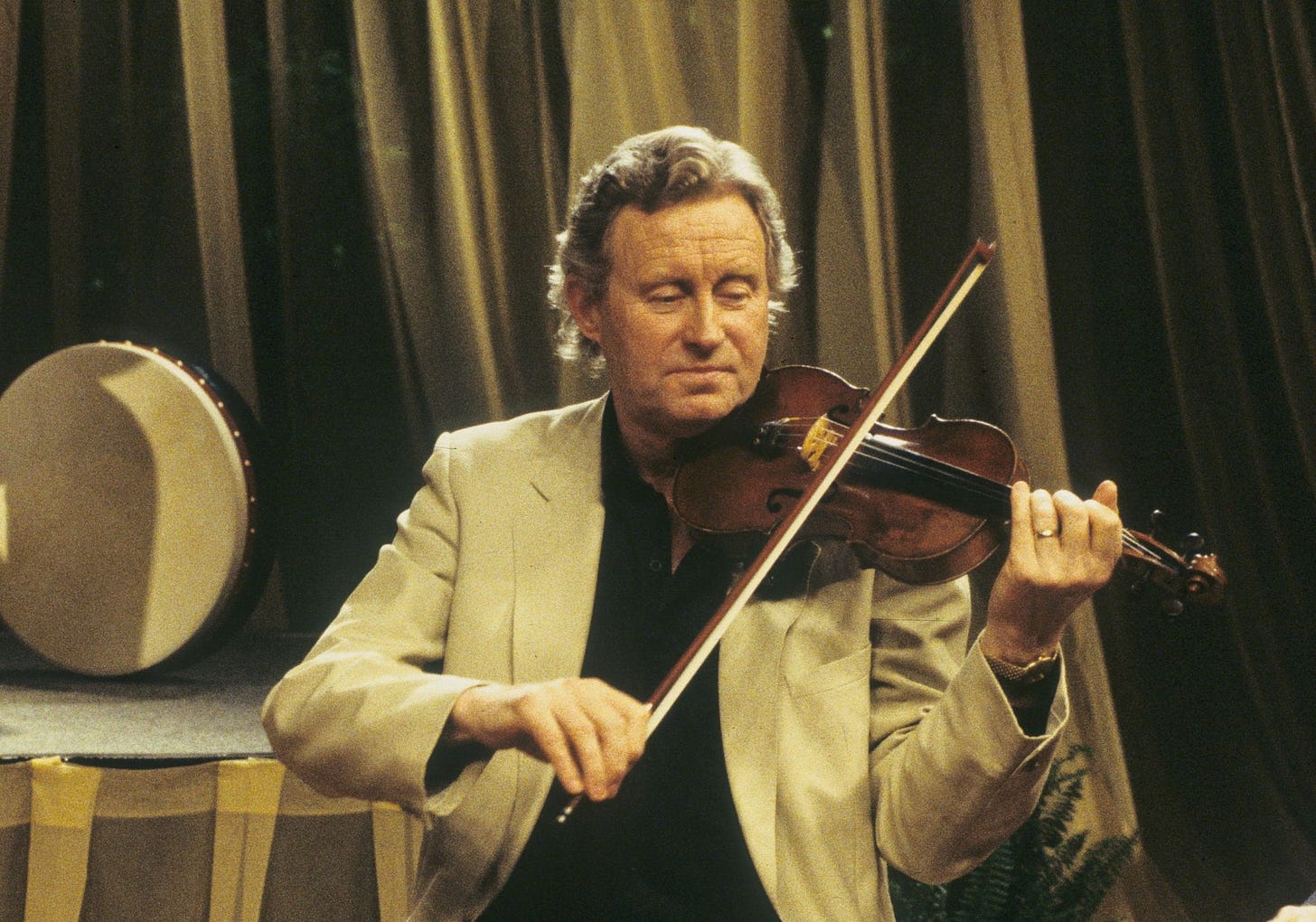 Seán Keane performing the violin with the Chieftains in Chicago in 1999