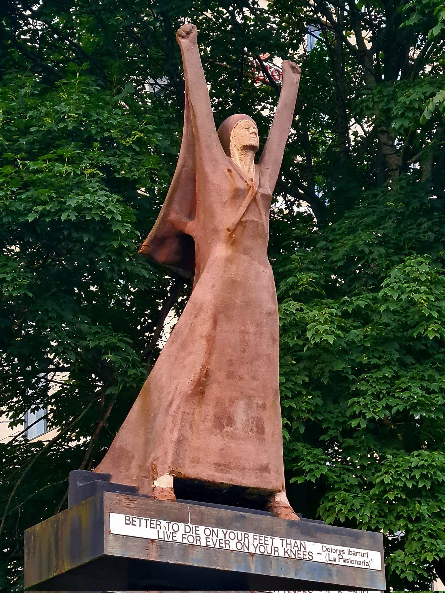 This Is My Glasgow on X: "La Pasionaria on the Clyde Waterfront in Glasgow.  Featuring a statue of Dolores Ibarruri, it's a memorial to the volunteers  of the Internarional Brigade who fought