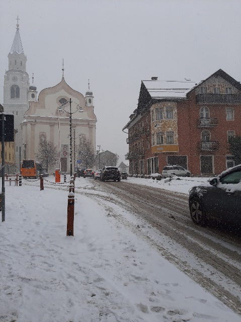 in centro a Cortina d'Ampezzo sotto la neve - non si vede quasi niente