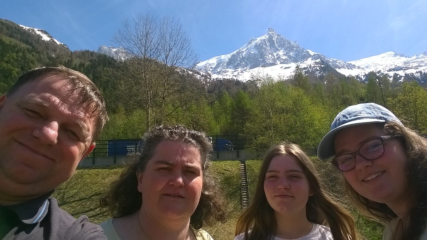 Komisija RS za varstvo pacientovih pravic v obrazložitvi ugotavlja, da je škoda, ki je nastala vlagatelju in njegovi družini nepopravljiva in je ni mogoče popraviti z nobenimi ukrepi.  Fotografija iz družinskega izleta pod najvišjo goro v Evropski Uniji Mont Blanc med Italijo in Francijo, 2018.  
