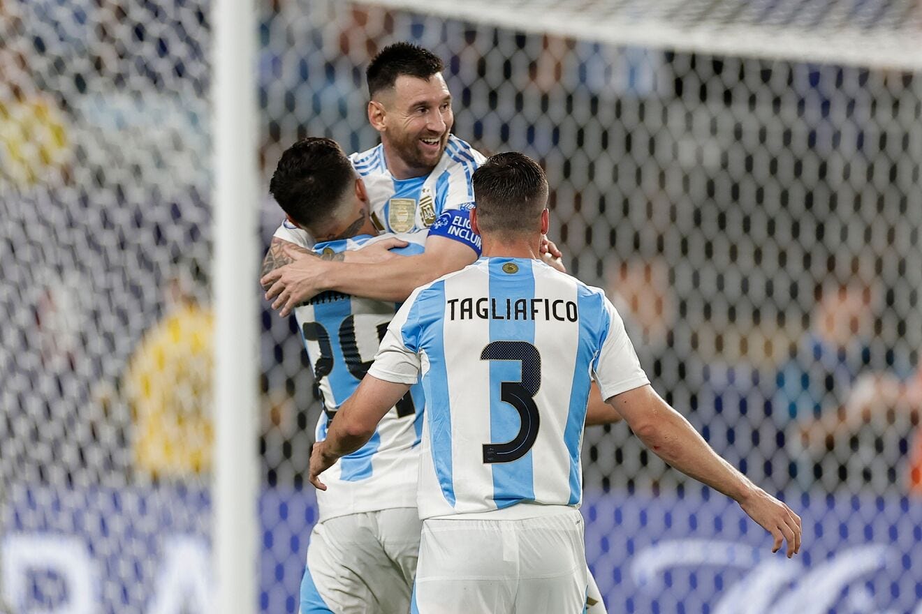 Messi celebra el segundo tanto argentino con sus compañeros.