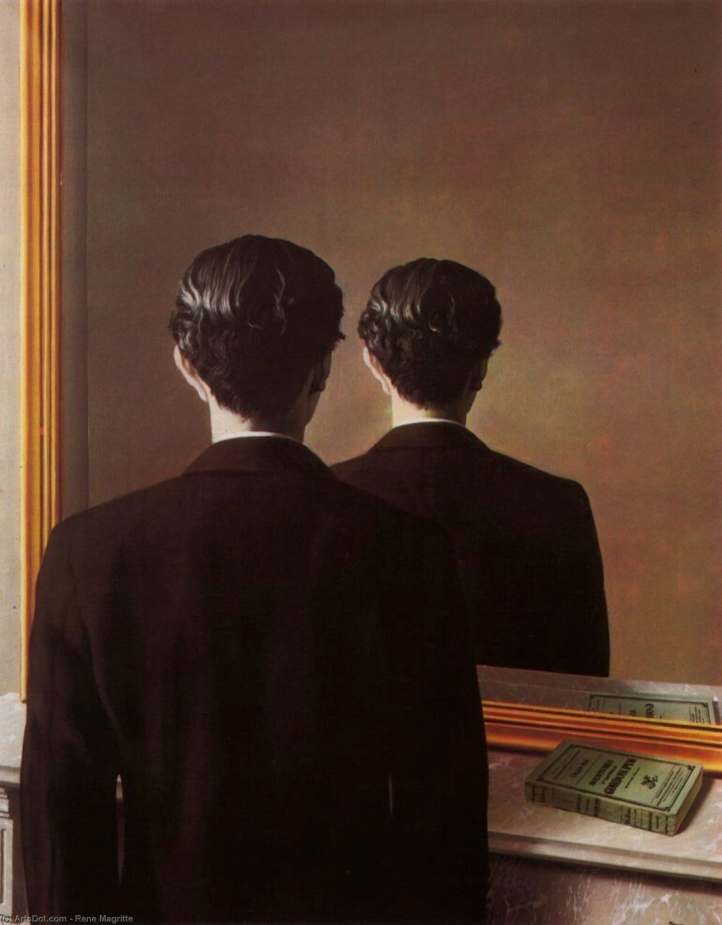 "Riproduzione vietata" di René Magritte, con un ragazzo di spalle con una giacca marrone che si specchia e vede riflessa la sua schiena, cioè la stessa che vediamo noi osservandolo. Sotto lo specchio c'è un davanzale con un libretto verde, che però si riflette correttamente nello specchio.