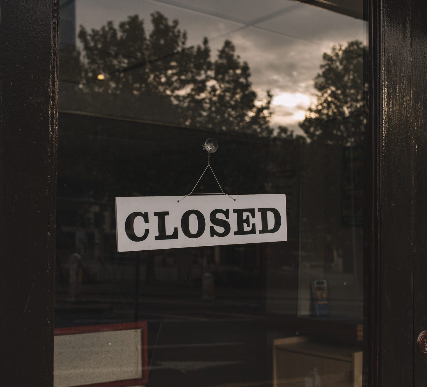 A photo of a closed restaurant.