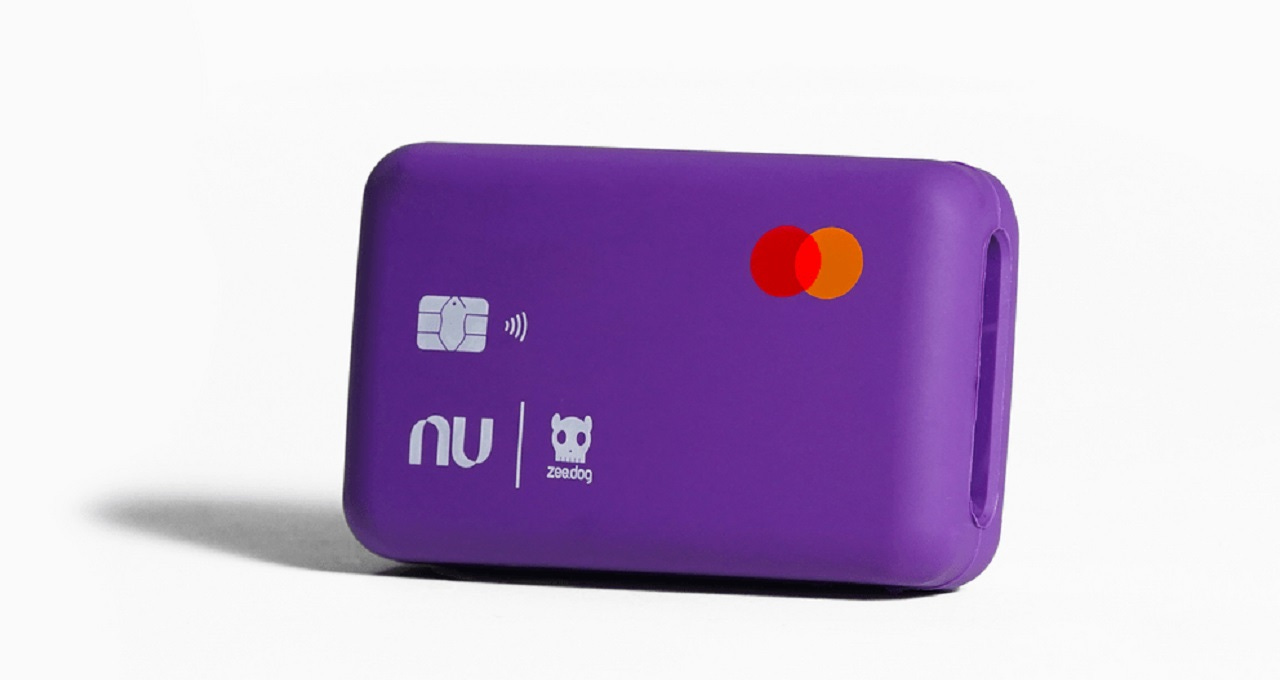 Em parceria com Zee.Dog, Nubank cria "cartão de crédito" para ser destruído  por cachorros – Money Times