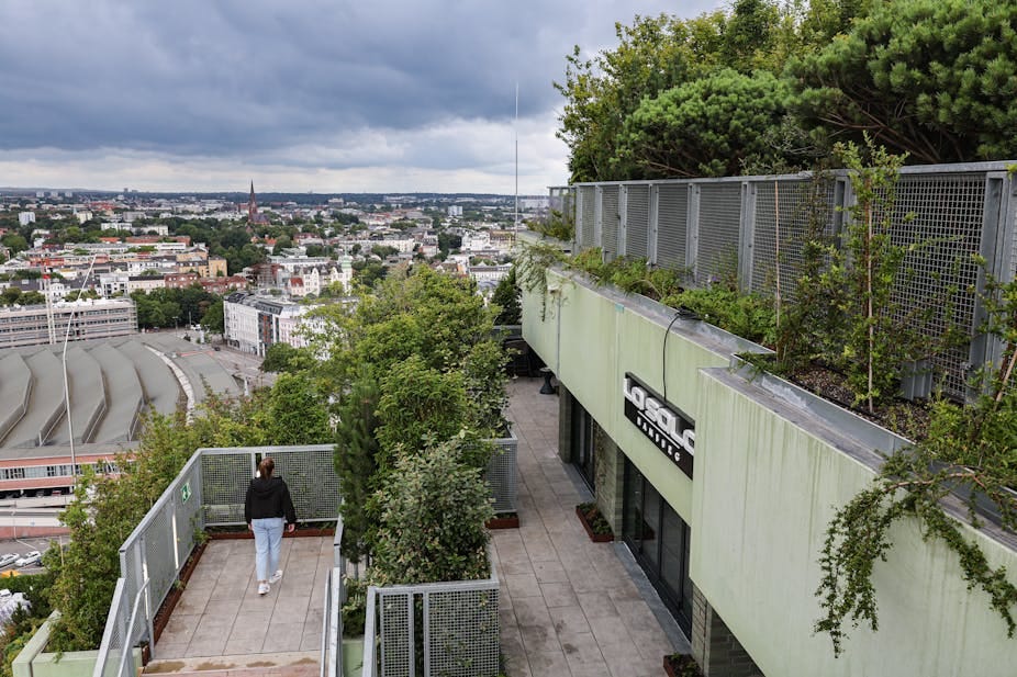 A building with bushes and trees on the sides