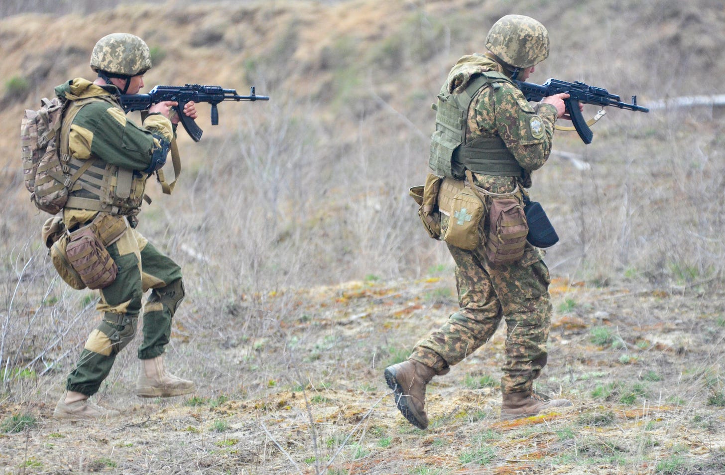 File:Soldiers with the Ukrainian Land Forces conduct defensive tactics on  counterattack.jpg - Wikimedia Commons