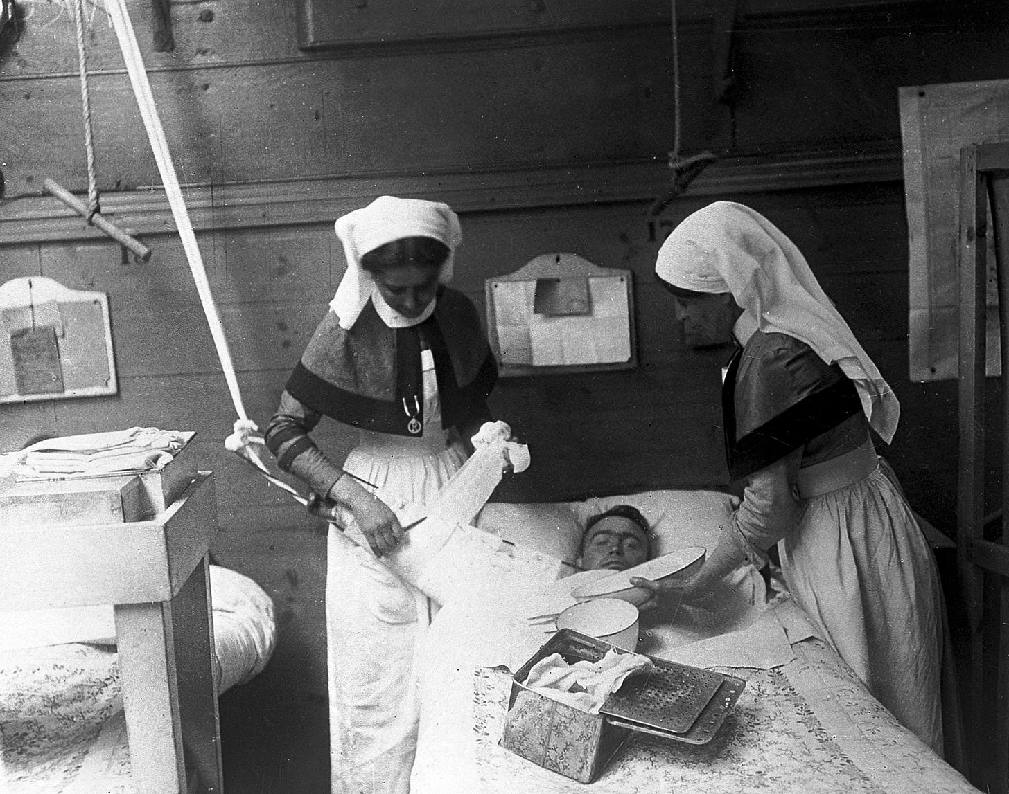 File:World War One, hospital ward on a French canal barge Wellcome  L0009291.jpg - Wikimedia Commons