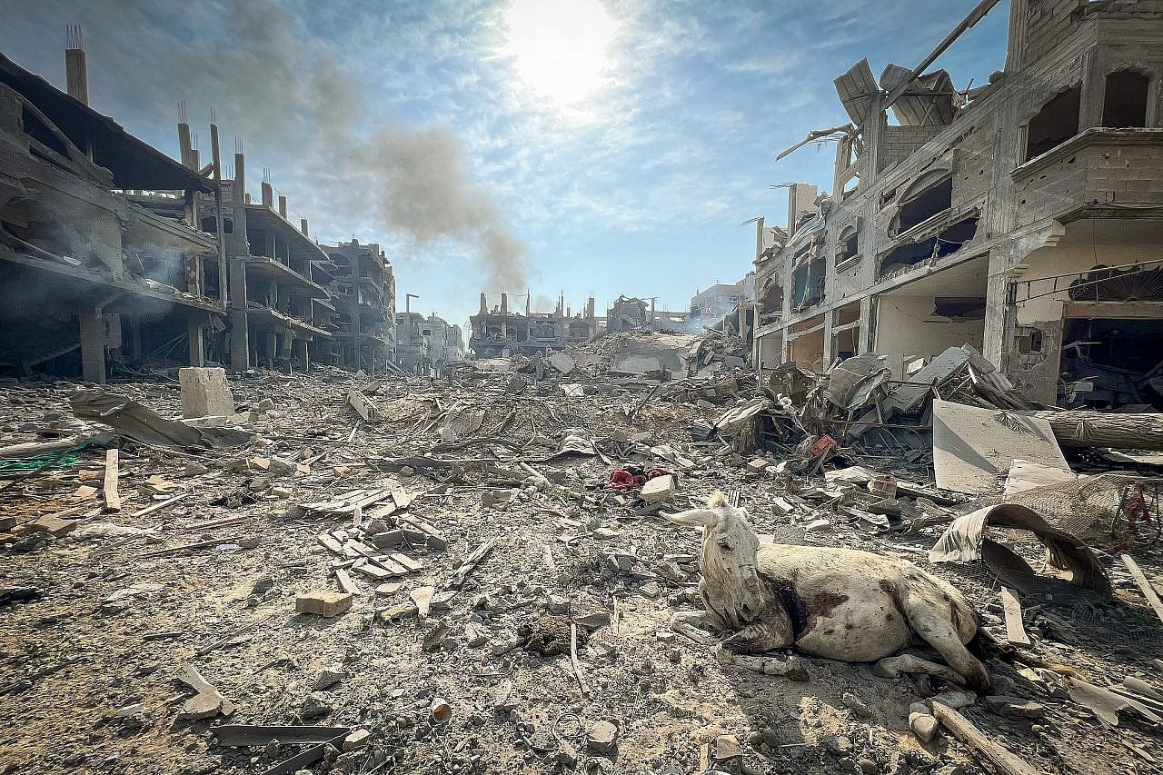 Rubbles of houses destroyed by Israeli airstrikes in the Jabalia area in the northern Gaza Strip, October 11, 2023. (Atia Mohammed/Flash90)