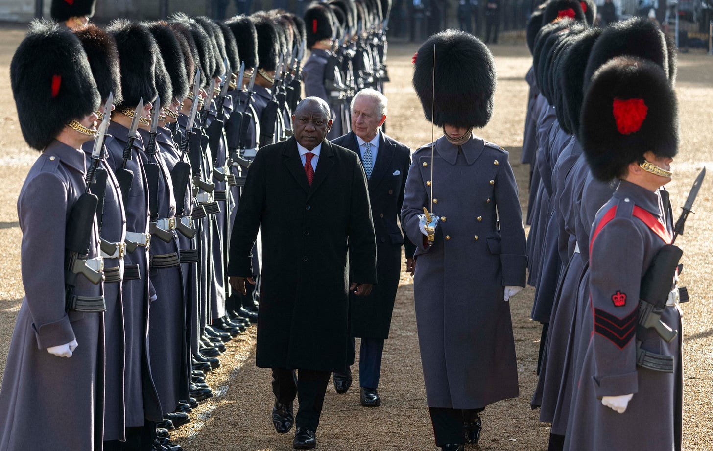 The King and South Africa's President inspect a Guard of Honour.