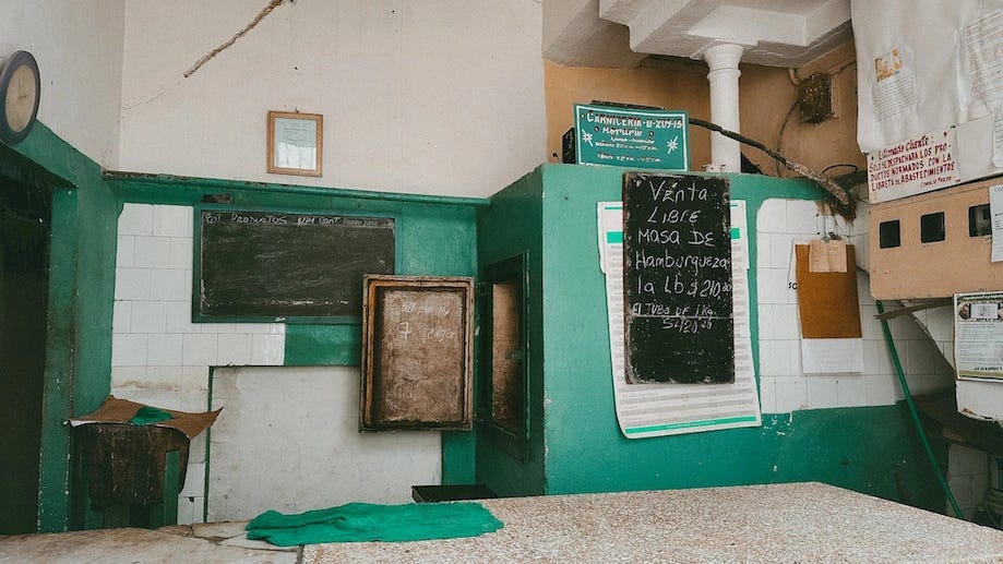 interior de uma bodega cubana em Havana, cuba