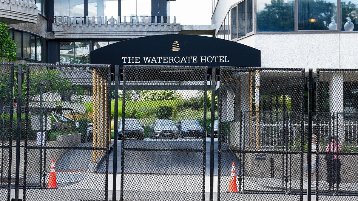 A biztonsági tisztviselők a Watergate Hotel körül speciális kerítésekkel készülnek fel Netanjahu miniszterelnök érkezésére.