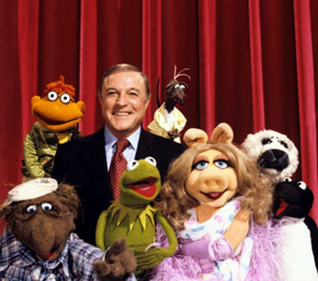 Gene Kelly como guest star no Muppet Show com Kermit o Sapo, Miss Piggy, Scooter, Beauregard o Zelador, um pinguim e eu acho que aquilo é uma foca