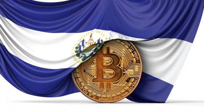 Bitcoin en El Salvador: ¿Un golpe de genialidad o pura locura? | Benzinga  España