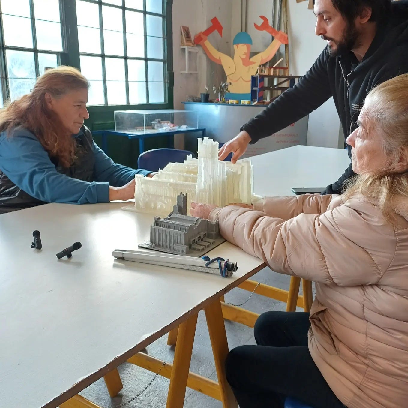 Graciela y Olga testean las maquetas mientras Esteban les indica algunos detalles