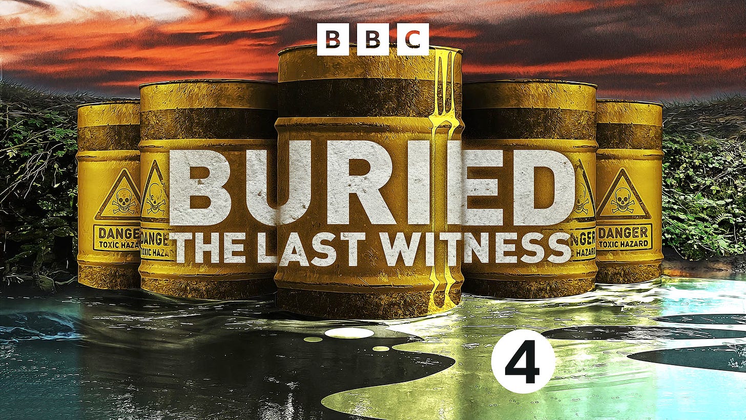 Artwork van Buried: The Last Witness. Je ziet een illustratie van gele olievaten met daarop het DANGER logo. Ze staan tegen de achtergrond van bosjes en op een vloeibare substantie, het lijkt op een olievlek. In wit en doorzichtig eroverheen zie je de titel en het logo van BBC radio 4