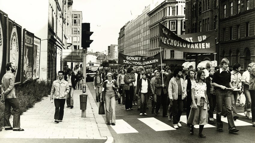 Demonstrace ve Stockholmu s transparenty nesoucími text „Sověti pryč z Československa“, kolem roku 1981. Zdroj: archiv Urbana Westlinga