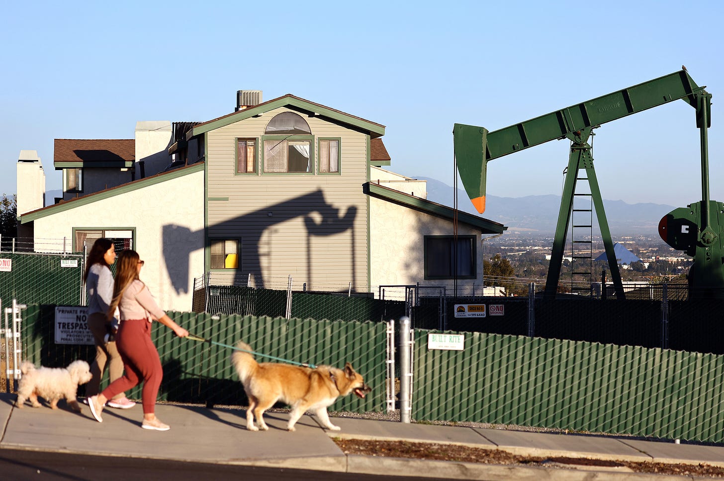 An oil pumpjack stands idle near homes in February 2023 in Signal Hill, California. The production of oil and natural gas in the U.S. soared to record heights within the past year. Credit: Mario Tama/Getty Images