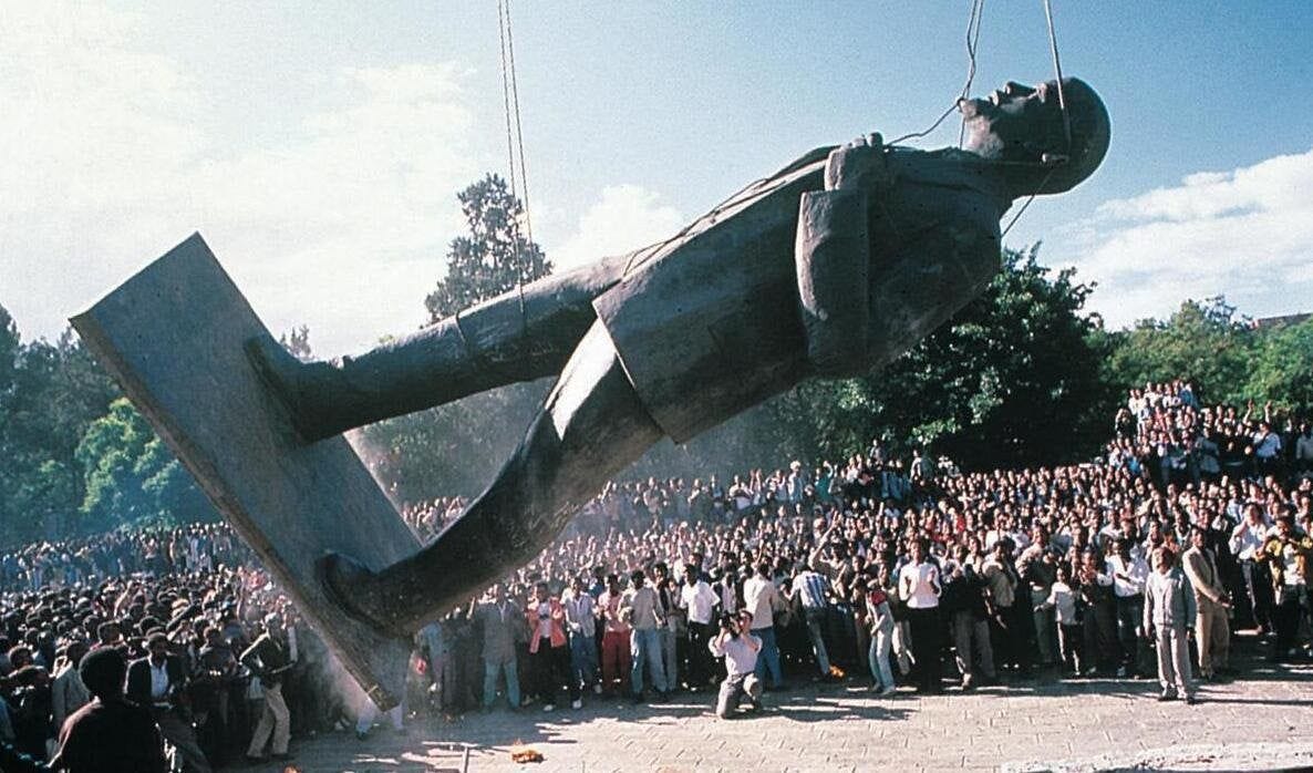 May 23, 1991. Ethiopians topple a Lenin statue in Addis Ababa. : r/thirtyyearsago