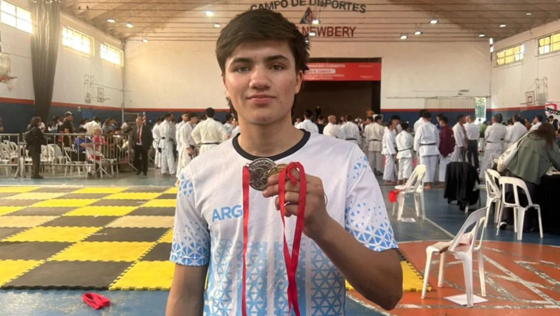Karate: el bahiense Lautaro Fueyo brilló en Río Ceballos, donde consiguió oro y plata