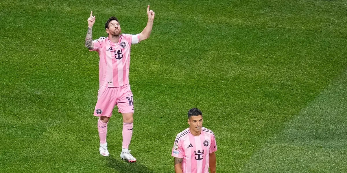 Messi schittert en schiet Inter Miami met weergaloze vrije trap naar zege  op Porto