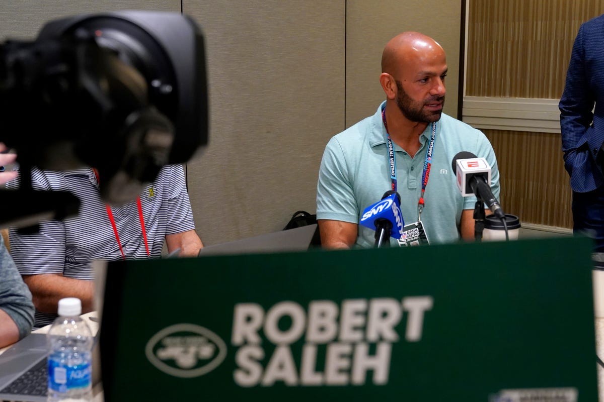 Aaron Rodgers to Jets? Coach Robert Saleh discusses the 'process'