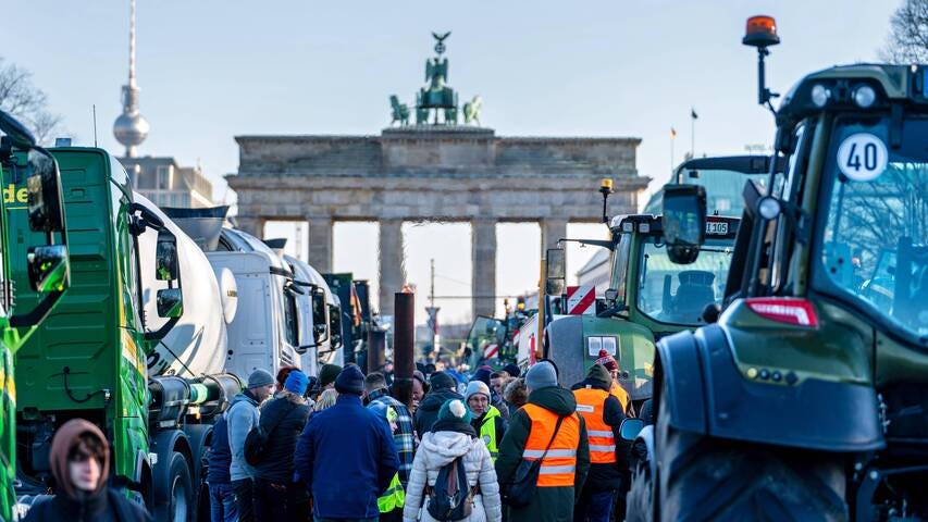 Des agriculteurs allemands protestent face à la porte de Brandebourg, à Berlin, le 8 janvier 2024. — © IMAGO/Stefan Zeitz