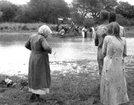 https://upload.wikimedia.org/wikipedia/commons/b/bd/Baptism_In_Chaco_Argentina_%286919119288%29.jpg