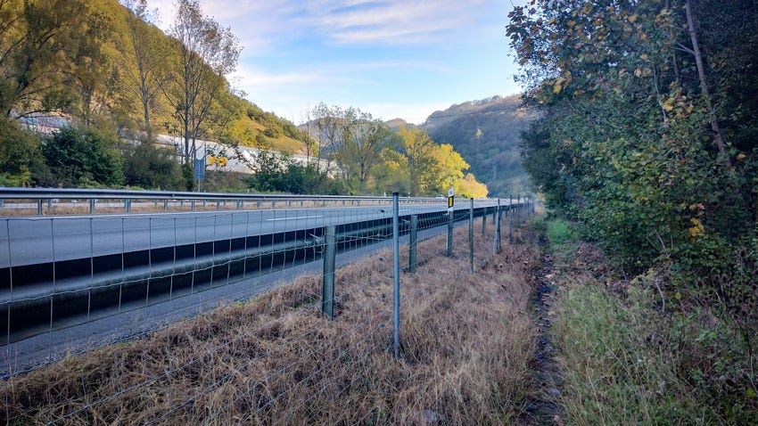 Sendero a pocos metros de la autovía